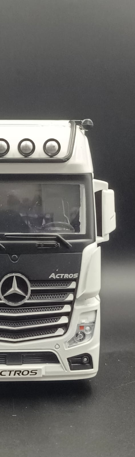 1:24 Scale Mercedes-Benz Actros Diecast Truck Model with Light & Sound - White