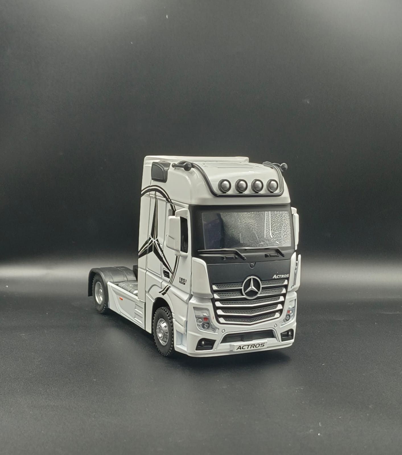 1:24 Scale Mercedes-Benz Actros Diecast Truck Model with Light & Sound - White