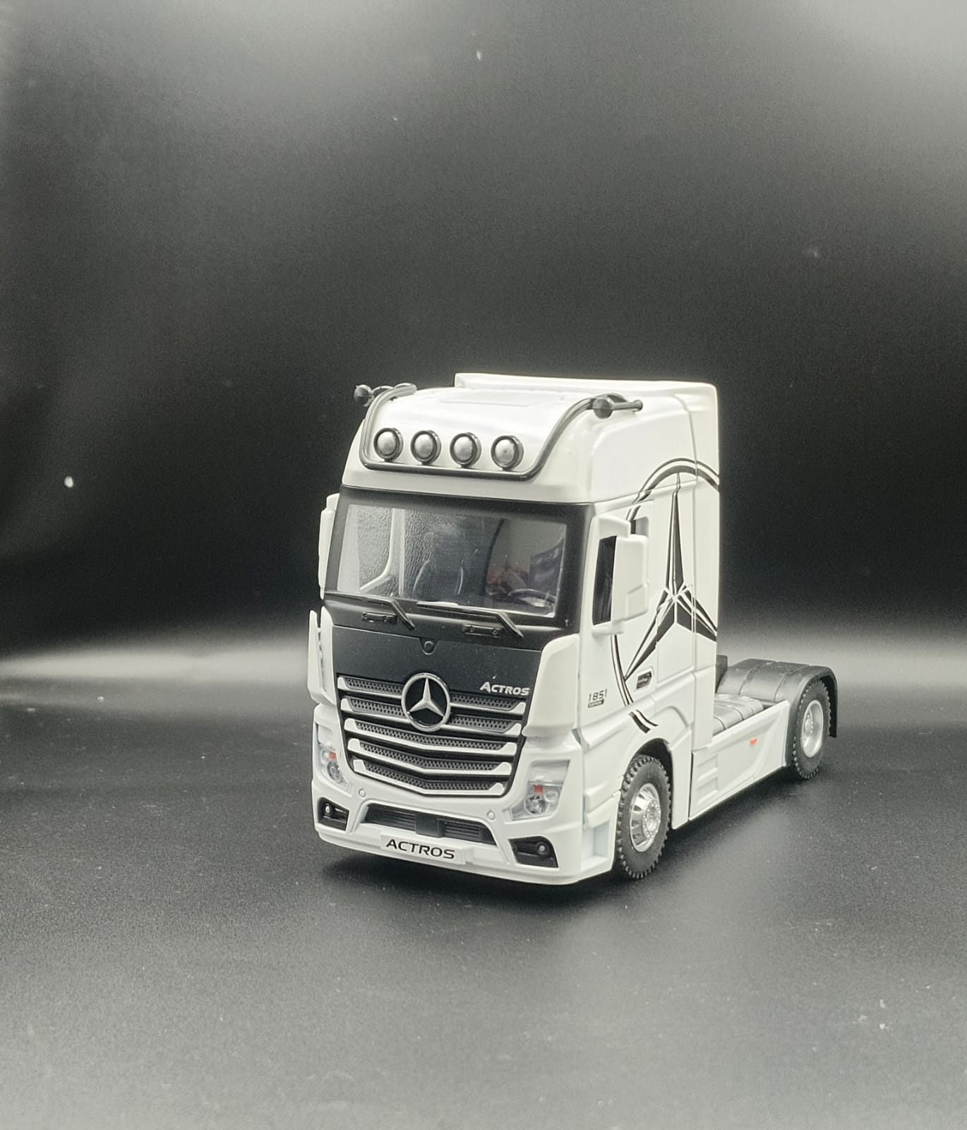 1:24 Scale Mercedes-Benz Actros Diecast Truck Model with Light & Sound - White