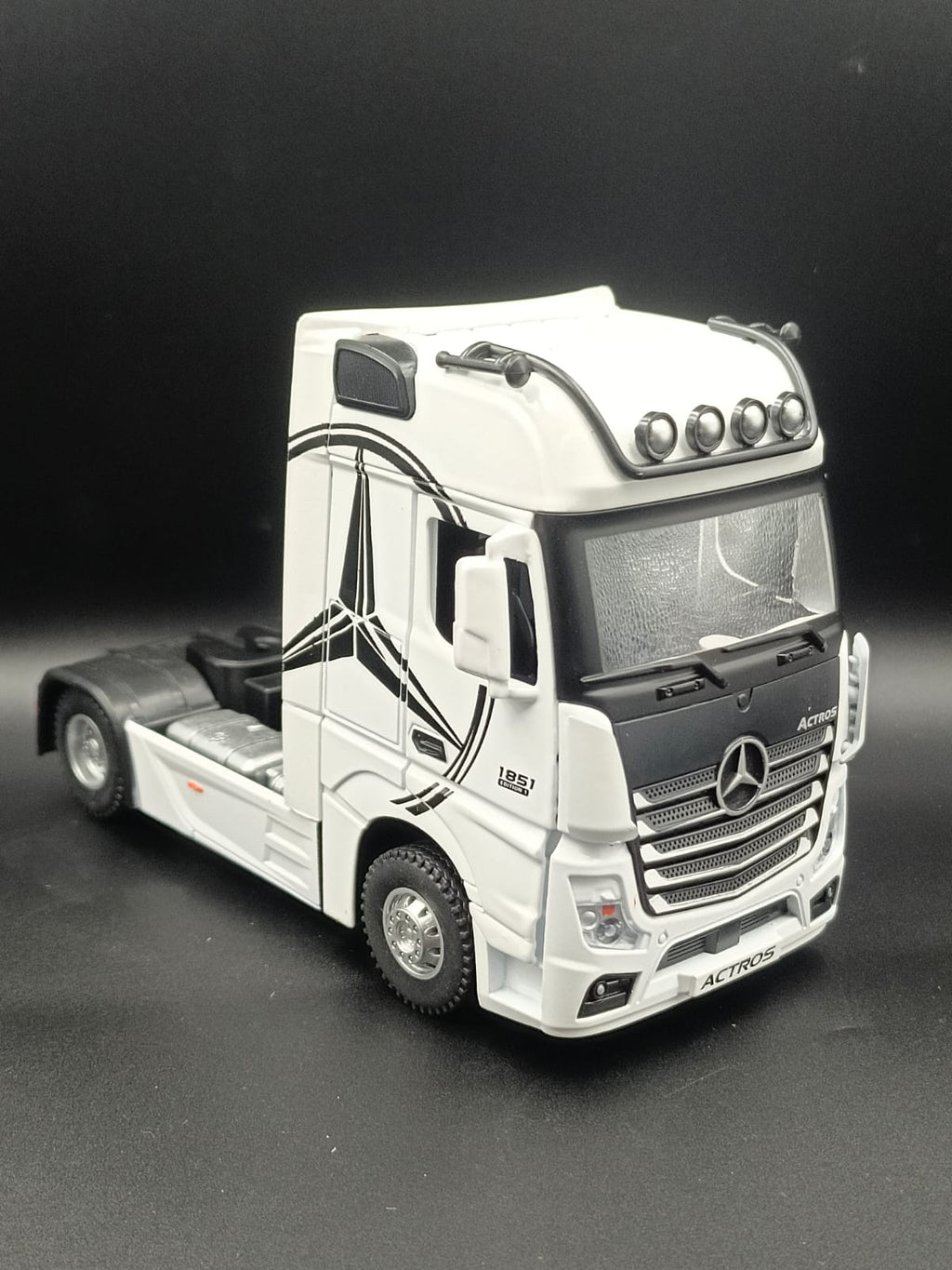 1:24 Scale Mercedes-Benz Actros Diecast Truck Model with Light & Sound - White