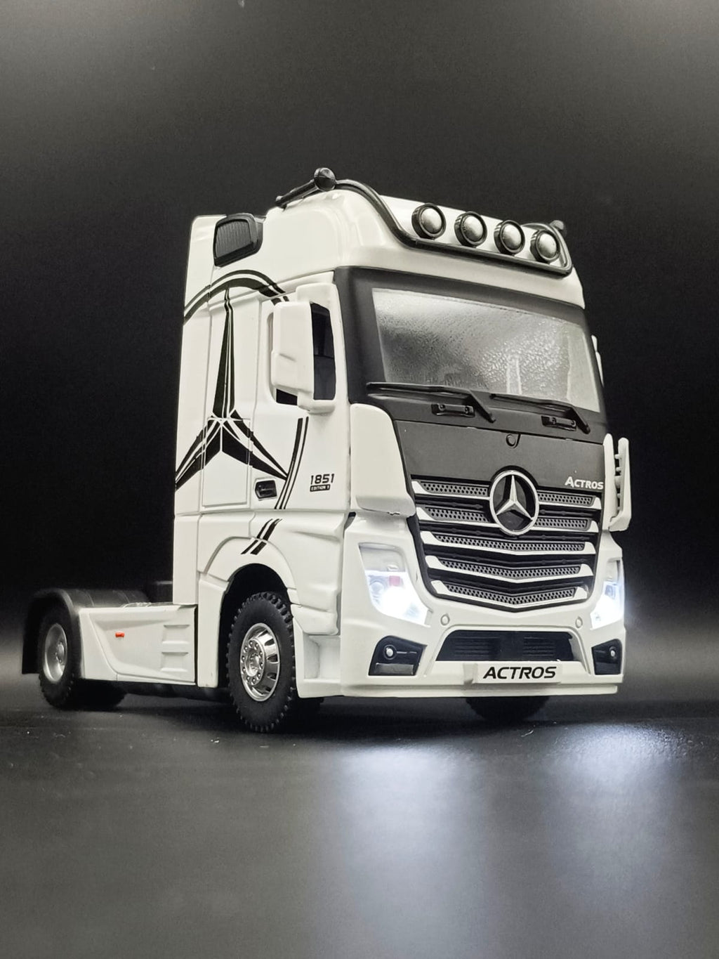 1:24 Scale Mercedes-Benz Actros Diecast Truck Model with Light & Sound - White