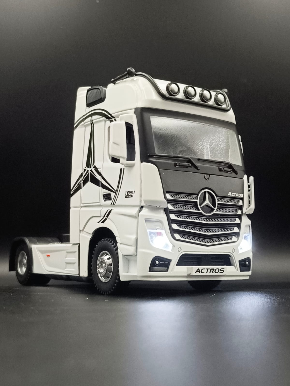1:24 Scale Mercedes-Benz Actros Diecast Truck Model with Light & Sound - White