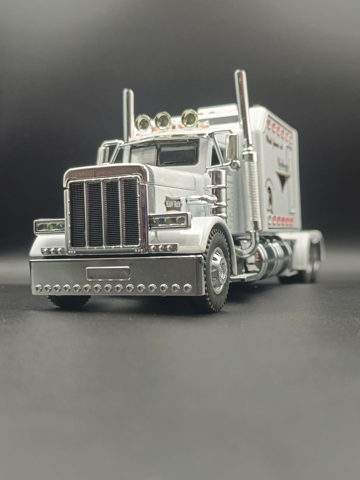 1:24 Scale Peterbilt 389 Die-cast Semi Truck Toy - White "Challenger" Edition with Lights & Sound