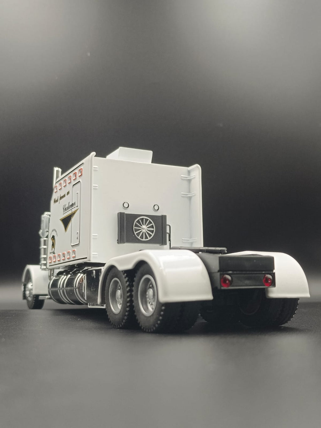 1:24 Scale Peterbilt 389 Die-cast Semi Truck Toy - White "Challenger" Edition with Lights & Sound