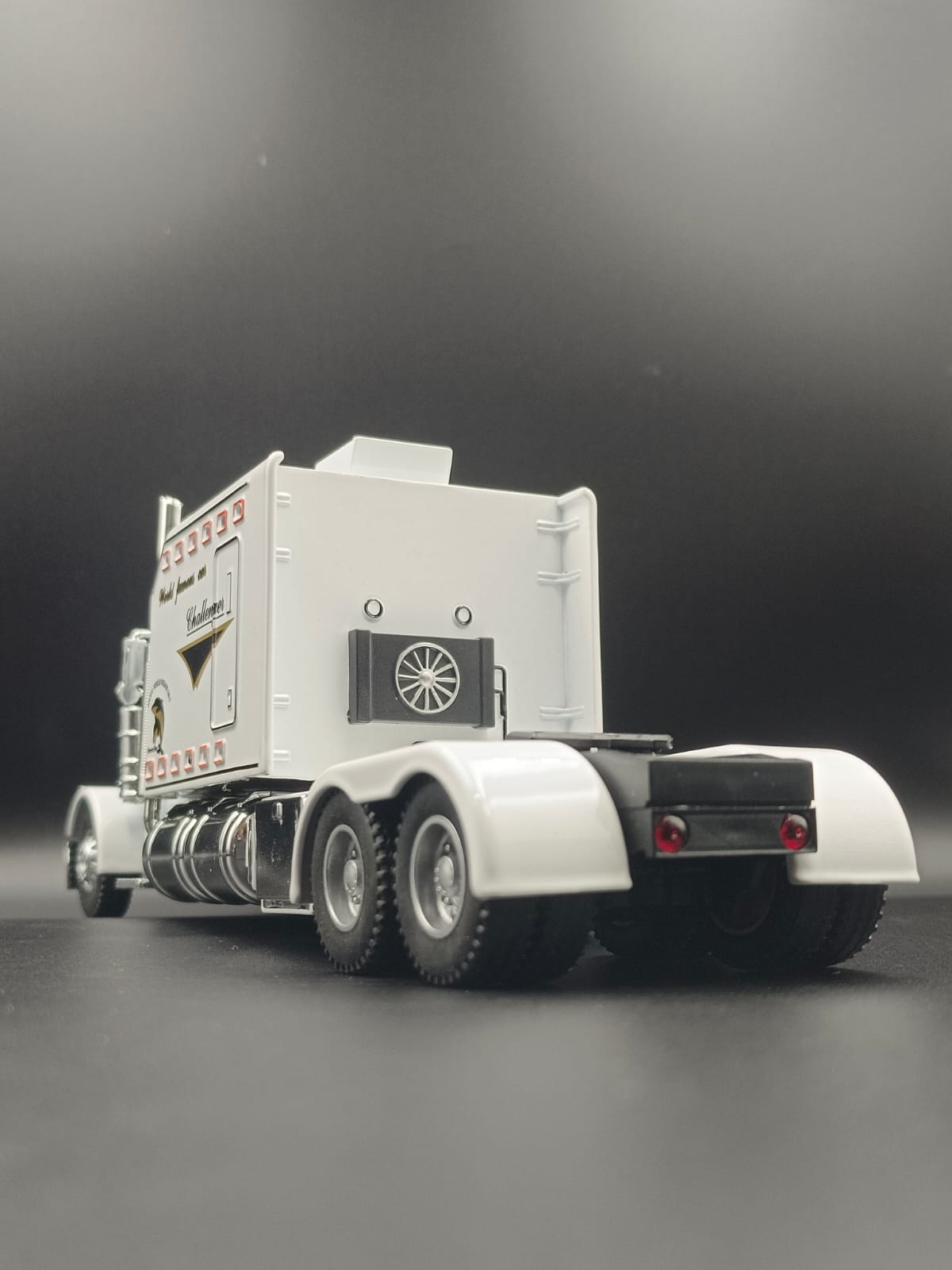 1:24 Scale Peterbilt 389 Die-cast Semi Truck Toy - White "Challenger" Edition with Lights & Sound