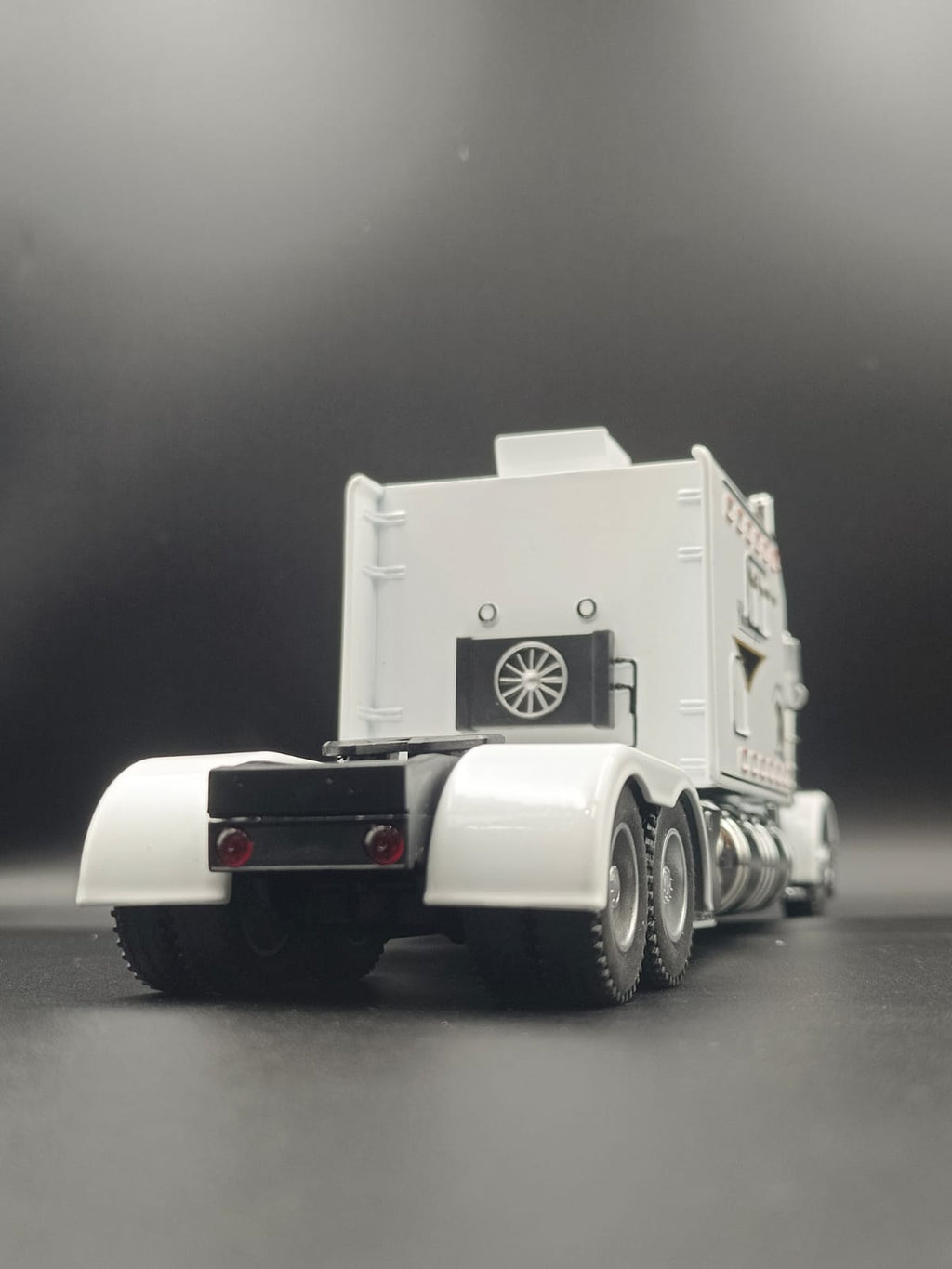 1:24 Scale Peterbilt 389 Die-cast Semi Truck Toy - White "Challenger" Edition with Lights & Sound