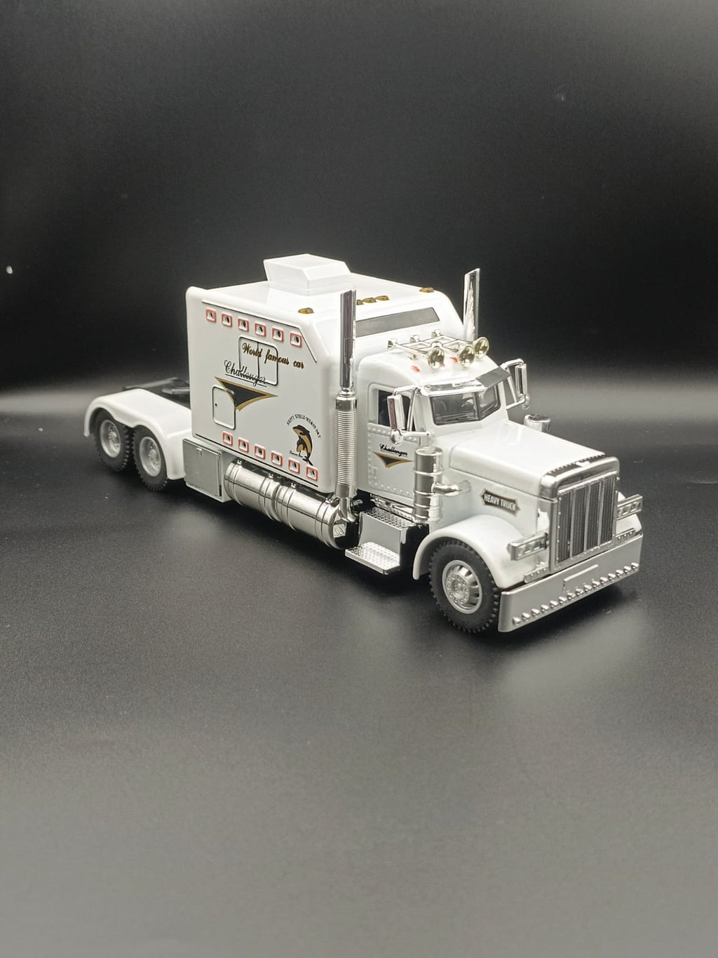 1:24 Scale Peterbilt 389 Die-cast Semi Truck Toy - White "Challenger" Edition with Lights & Sound