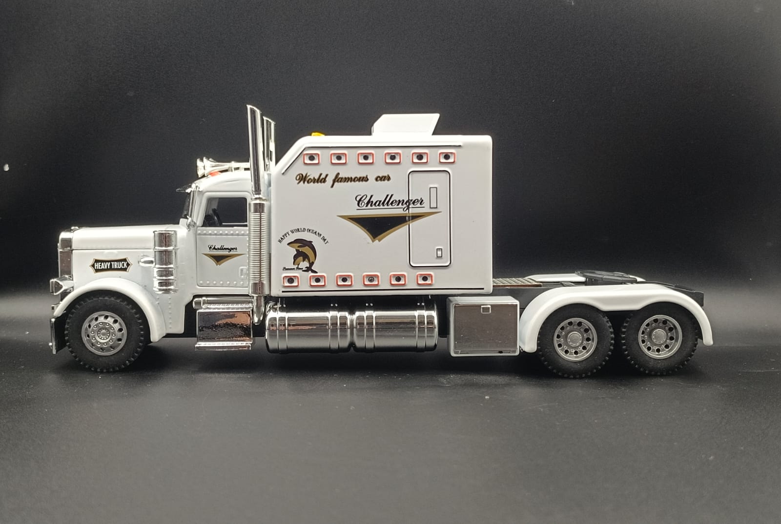 1:24 Scale Peterbilt 389 Die-cast Semi Truck Toy - White "Challenger" Edition with Lights & Sound