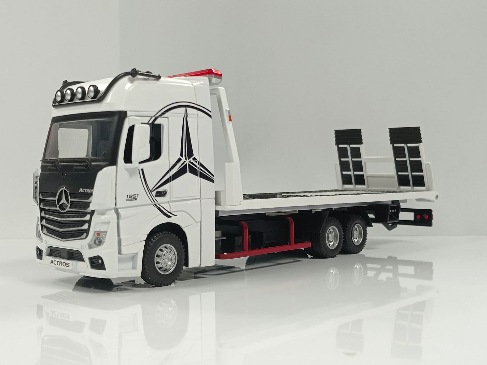 1:24 Mercedes-Benz Actros 1851 Flatbed Tow Truck Diecast Model - White