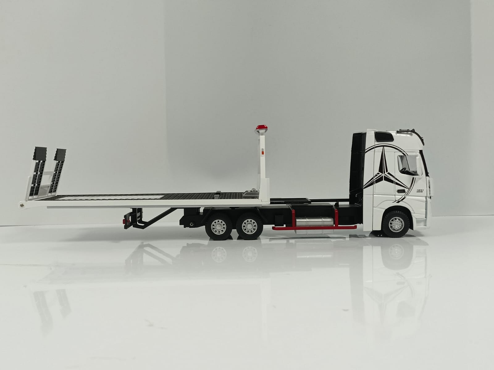 1:24 Mercedes-Benz Actros 1851 Flatbed Tow Truck Diecast Model - White