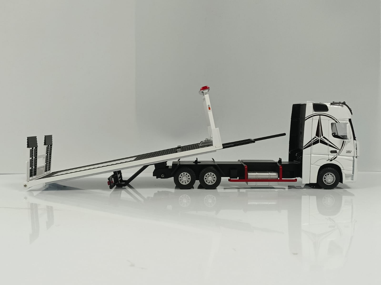 1:24 Mercedes-Benz Actros 1851 Flatbed Tow Truck Diecast Model - White