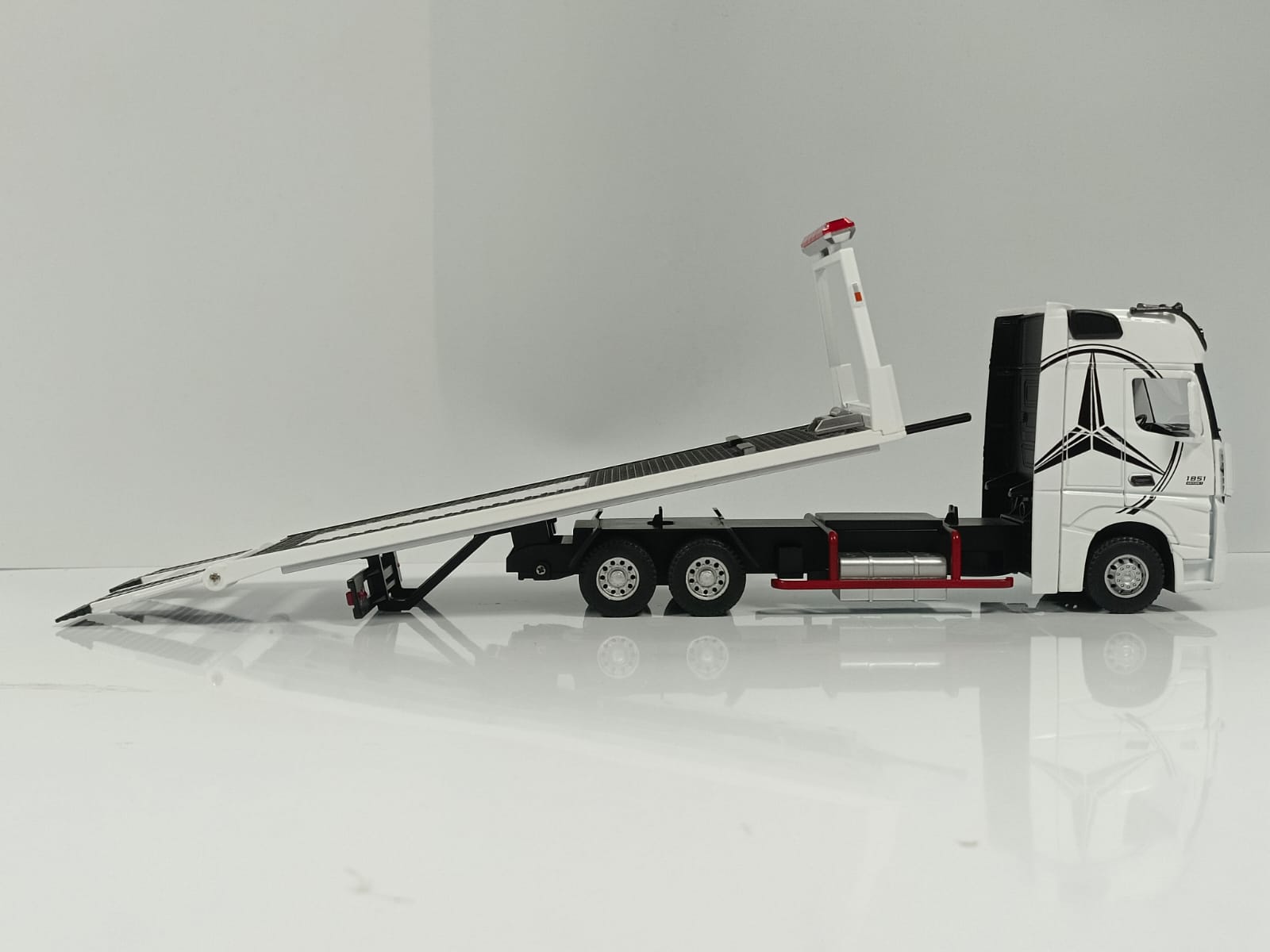 1:24 Mercedes-Benz Actros 1851 Flatbed Tow Truck Diecast Model - White