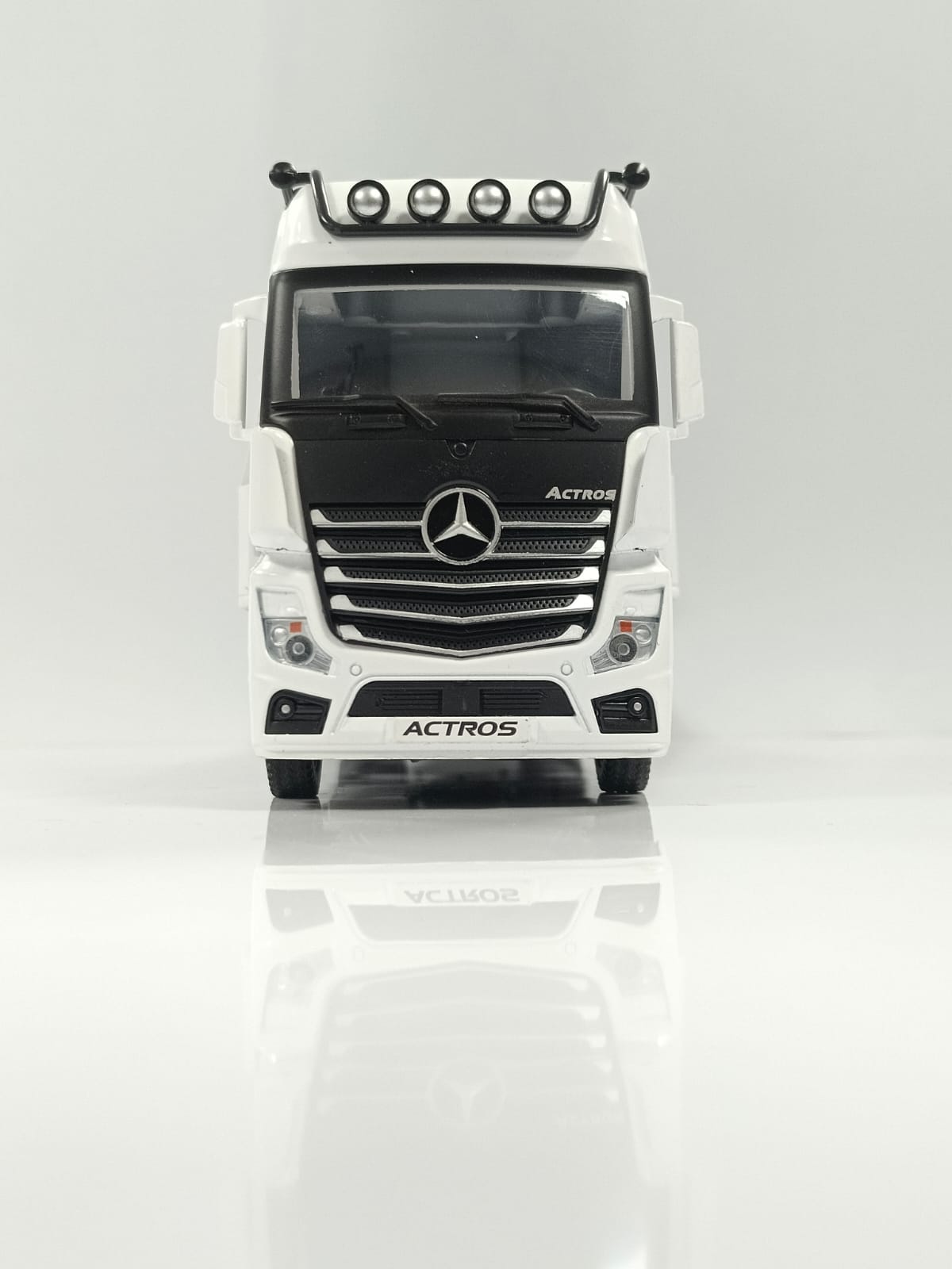 1:24 Mercedes-Benz Actros 1851 Flatbed Tow Truck Diecast Model - White