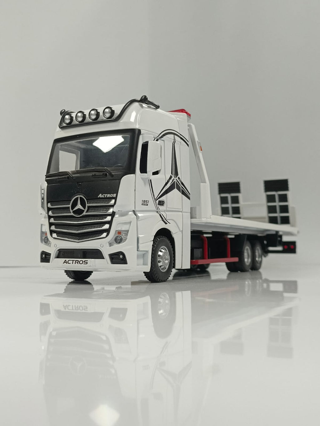 1:24 Mercedes-Benz Actros 1851 Flatbed Tow Truck Diecast Model - White