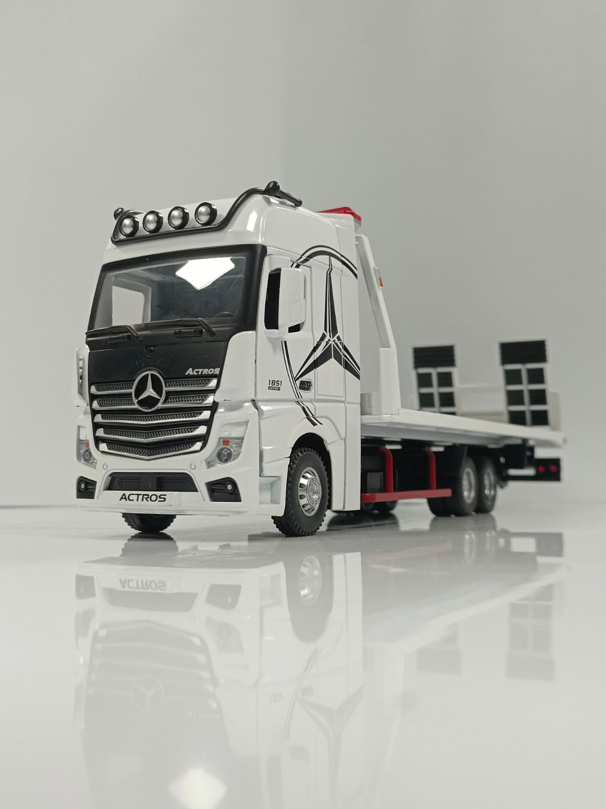 1:24 Mercedes-Benz Actros 1851 Flatbed Tow Truck Diecast Model - White