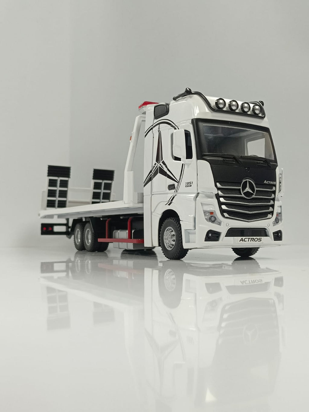 1:24 Mercedes-Benz Actros 1851 Flatbed Tow Truck Diecast Model - White