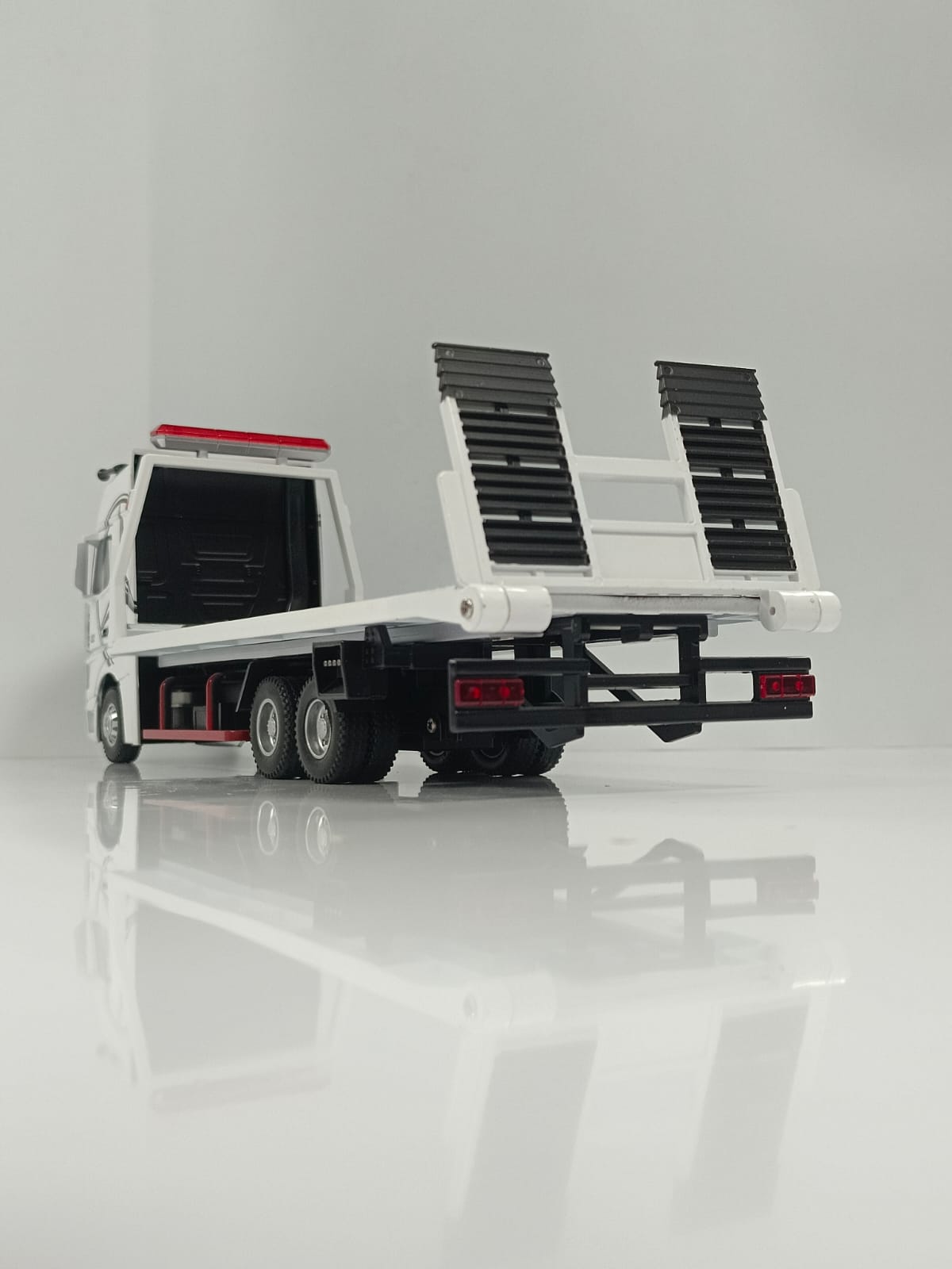 1:24 Mercedes-Benz Actros 1851 Flatbed Tow Truck Diecast Model - White
