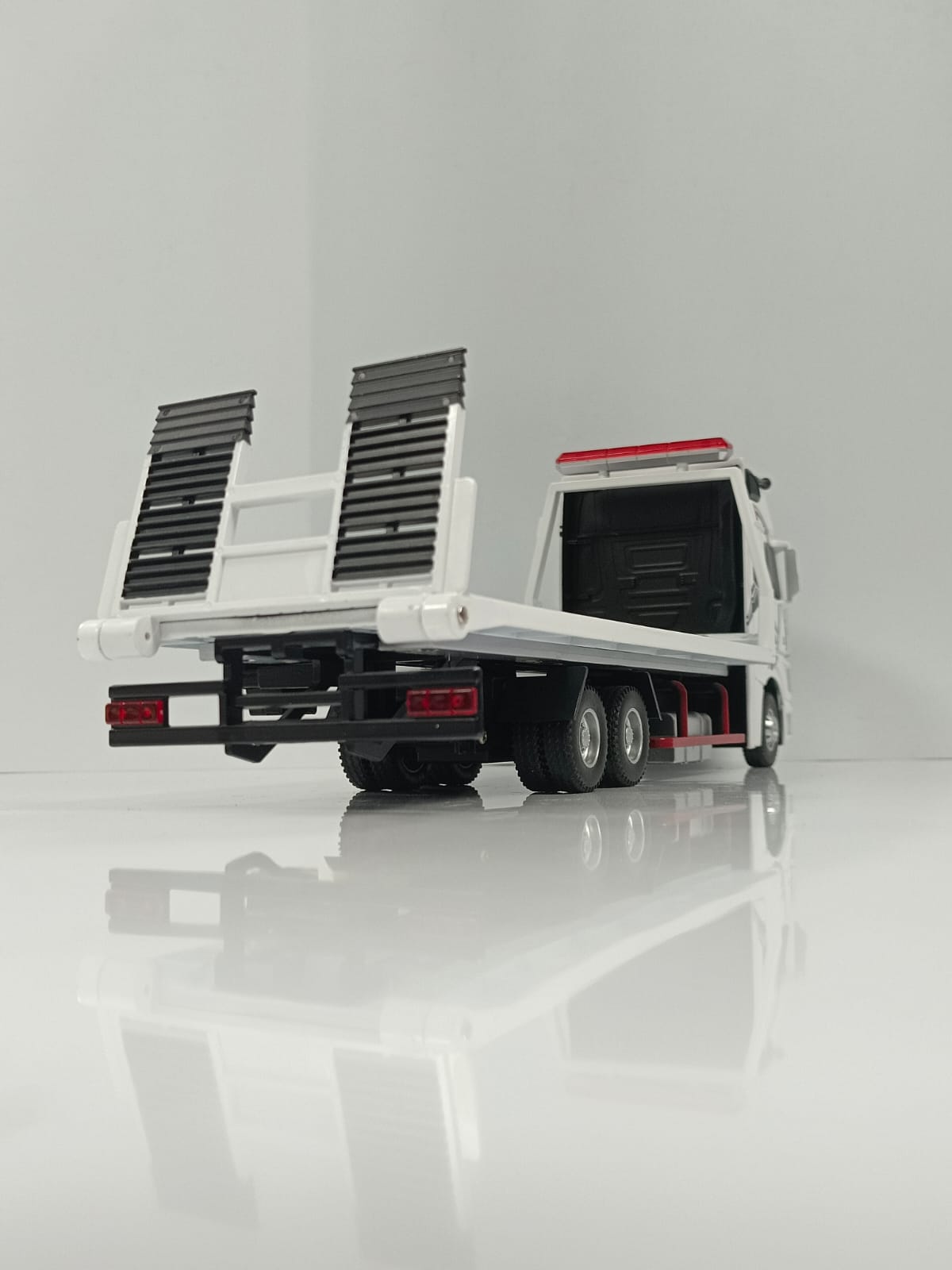 1:24 Mercedes-Benz Actros 1851 Flatbed Tow Truck Diecast Model - White