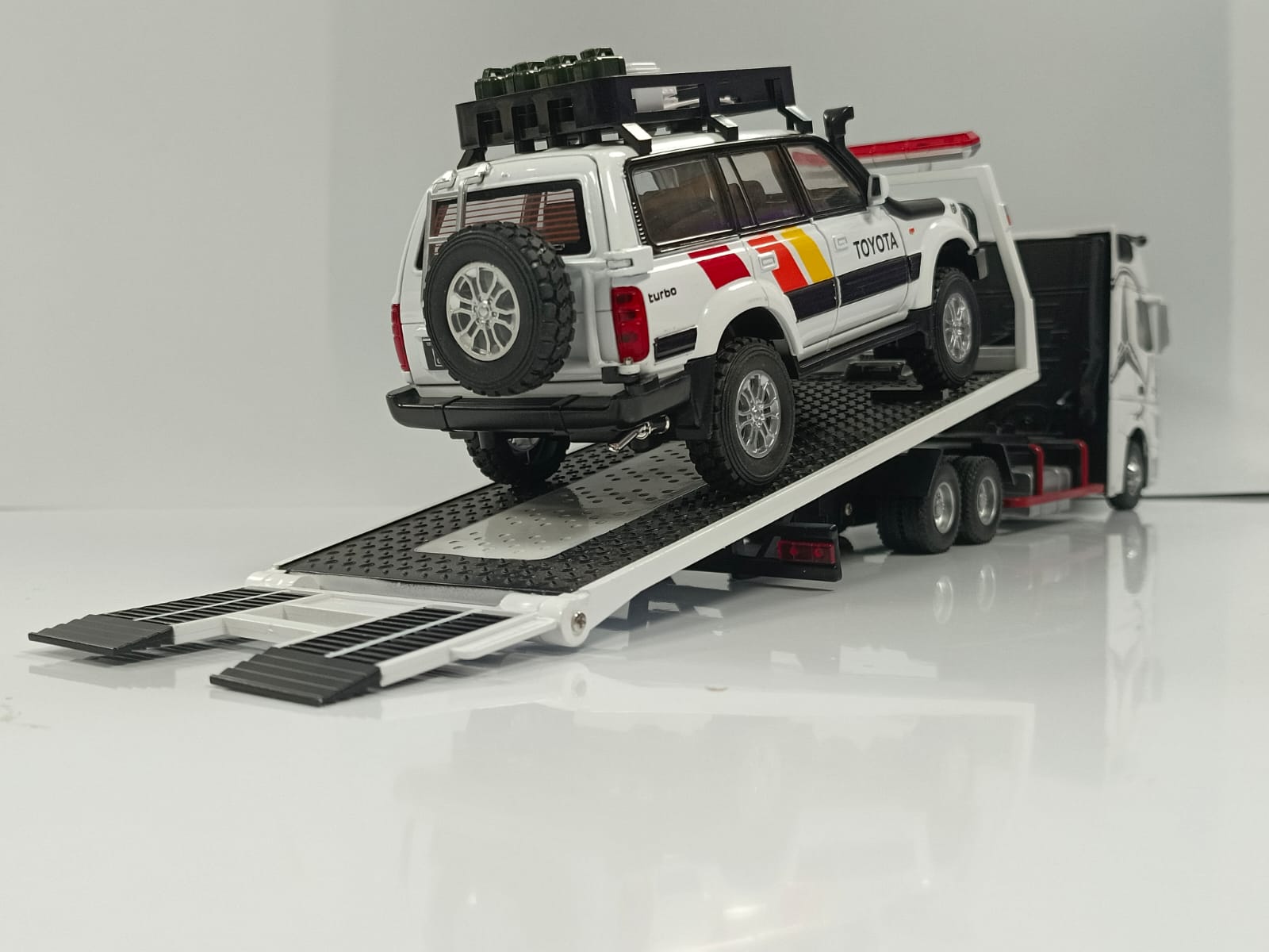 1:24 Mercedes-Benz Actros 1851 Flatbed Tow Truck Diecast Model - White