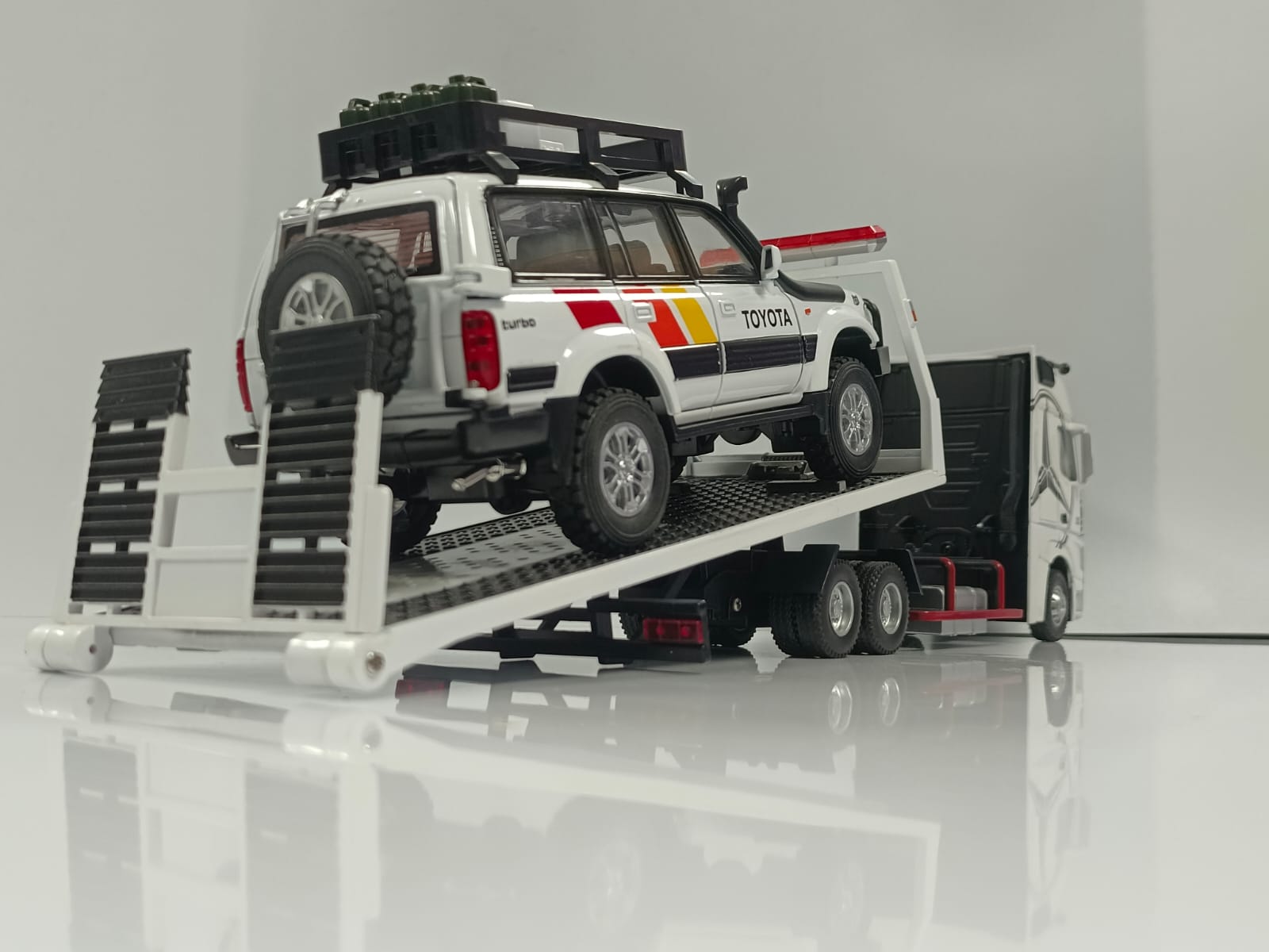 1:24 Mercedes-Benz Actros 1851 Flatbed Tow Truck Diecast Model - White
