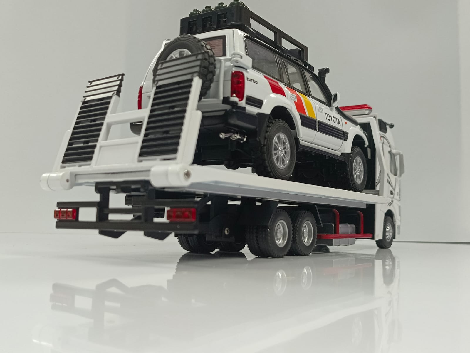 1:24 Mercedes-Benz Actros 1851 Flatbed Tow Truck Diecast Model - White