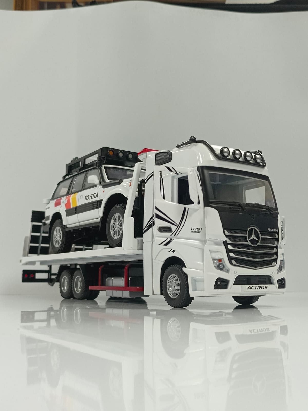 1:24 Mercedes-Benz Actros 1851 Flatbed Tow Truck Diecast Model - White