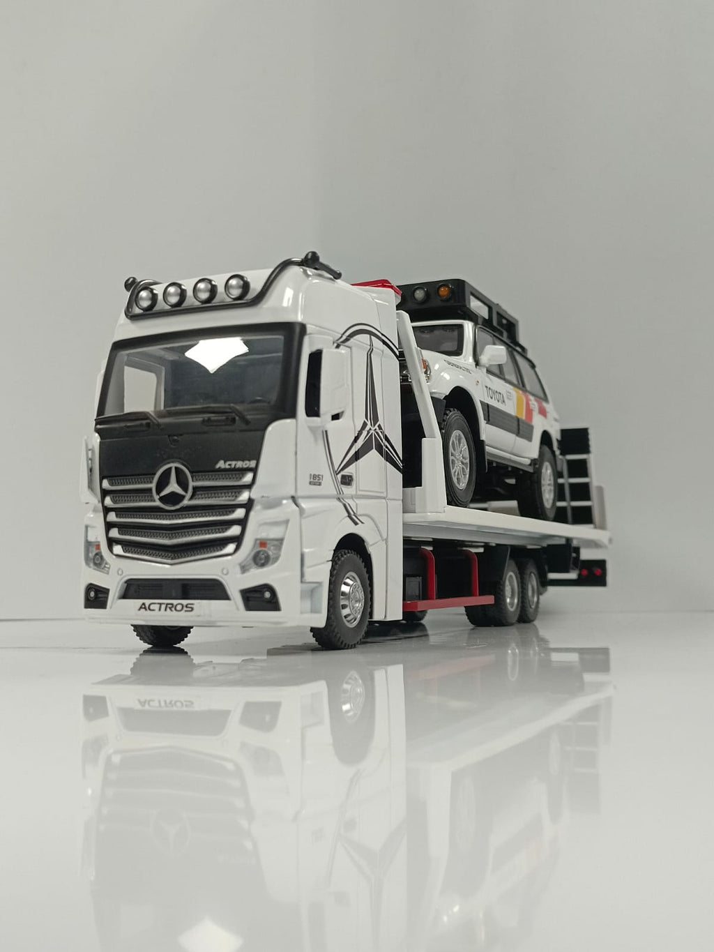 1:24 Mercedes-Benz Actros 1851 Flatbed Tow Truck Diecast Model - White