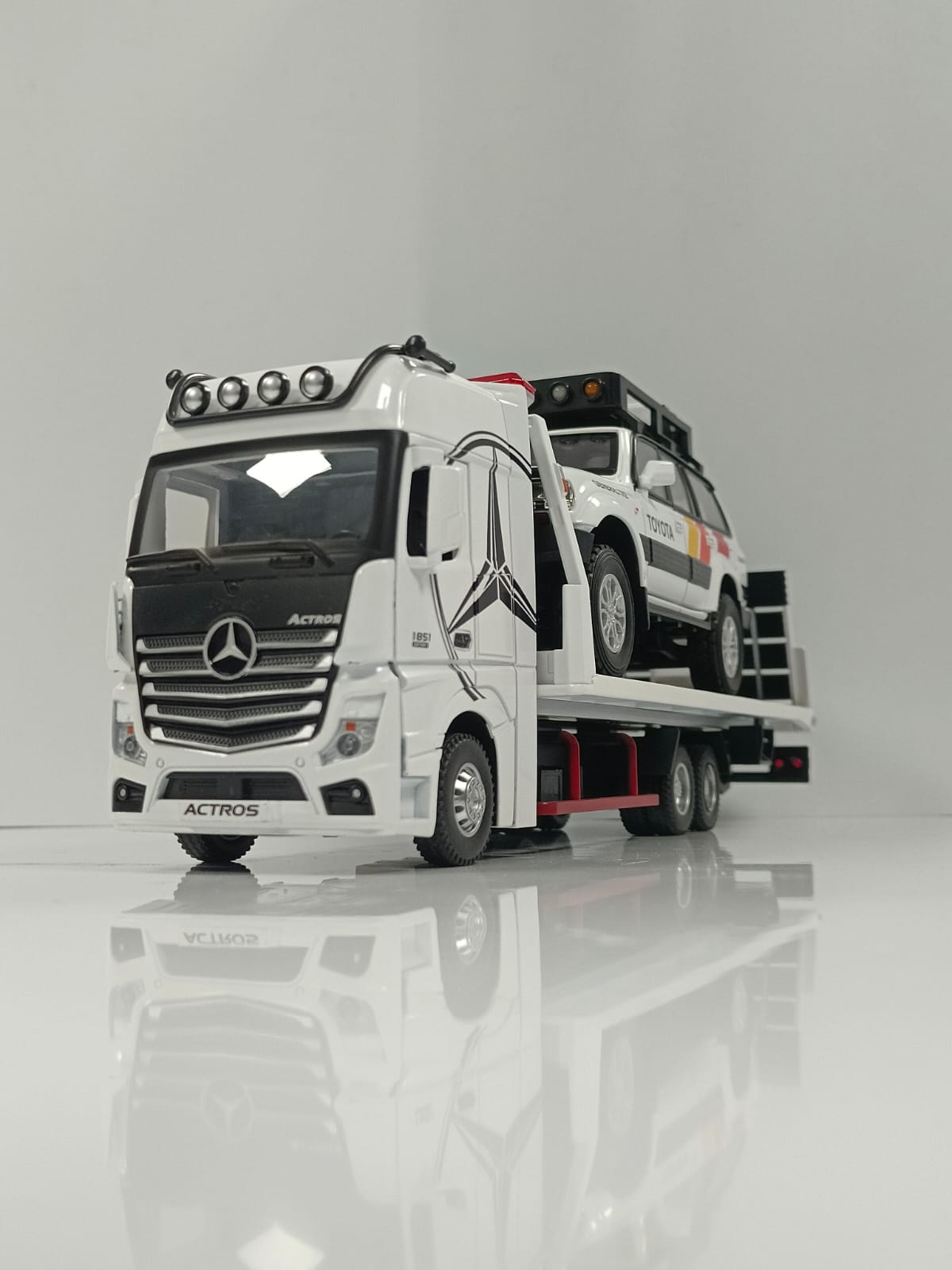 1:24 Mercedes-Benz Actros 1851 Flatbed Tow Truck Diecast Model - White