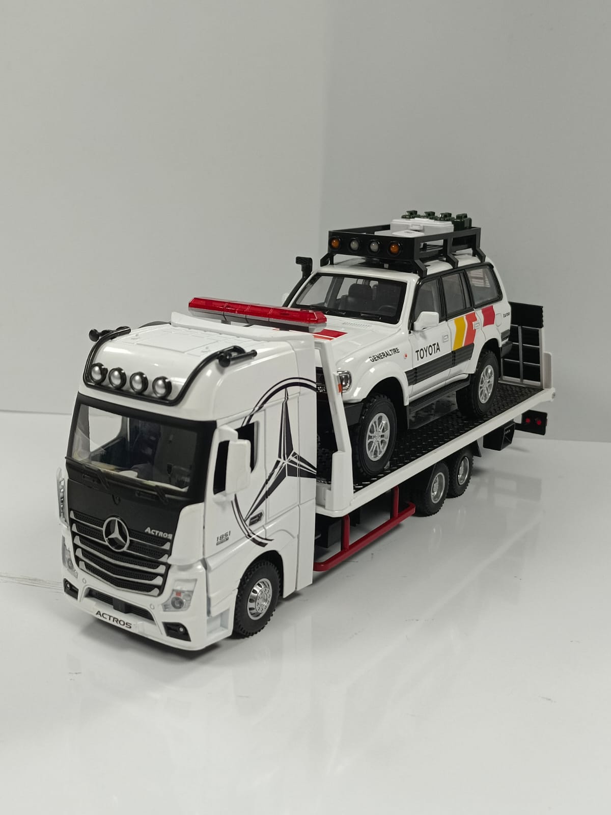 1:24 Mercedes-Benz Actros 1851 Flatbed Tow Truck Diecast Model - White
