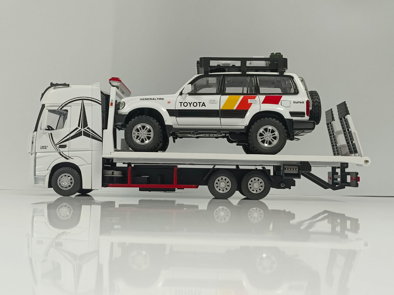 1:24 Mercedes-Benz Actros 1851 Flatbed Tow Truck Diecast Model - White