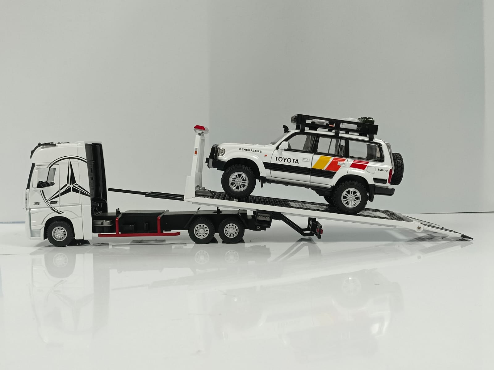 1:24 Mercedes-Benz Actros 1851 Flatbed Tow Truck Diecast Model - White
