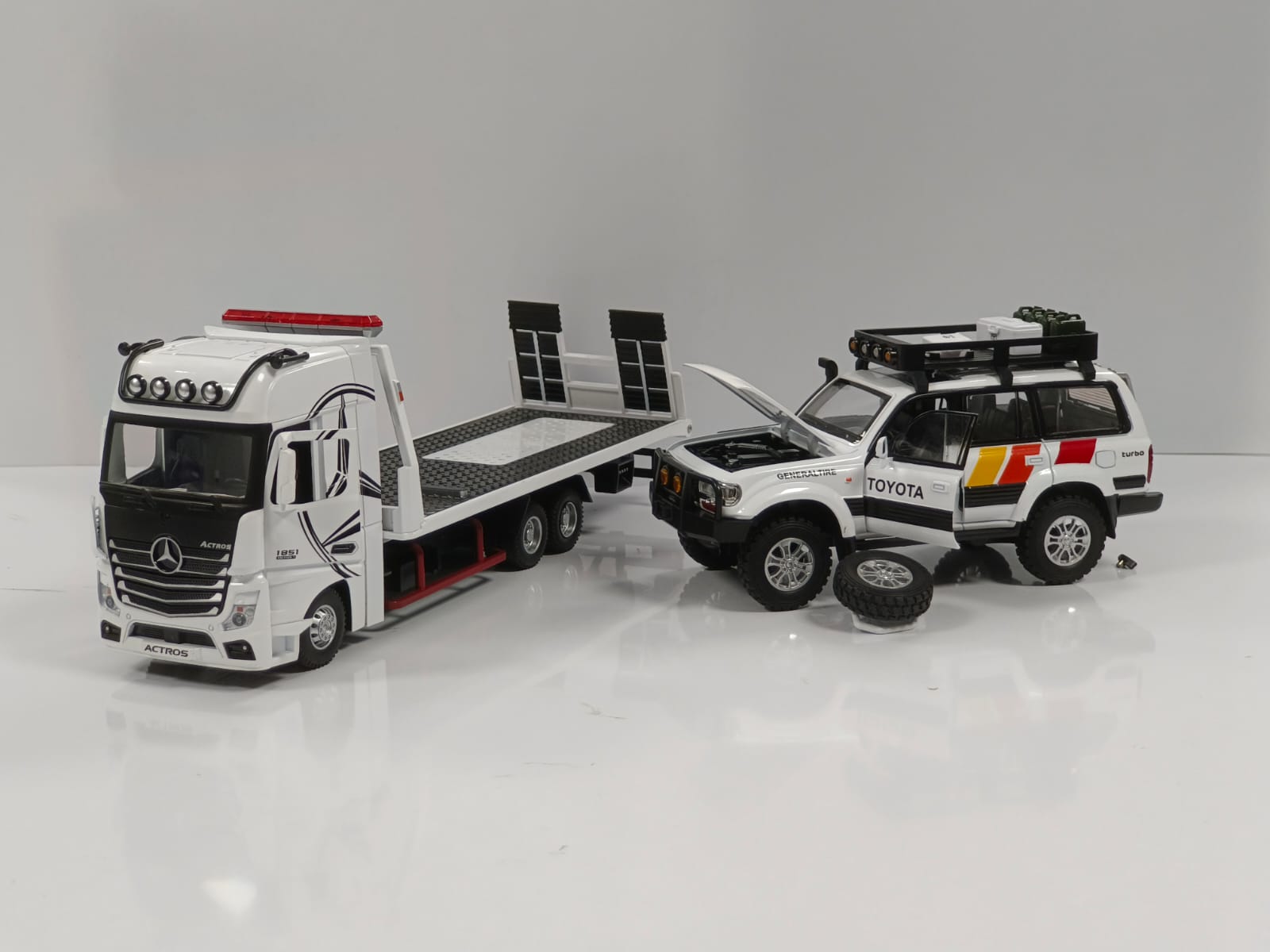 1:24 Mercedes-Benz Actros 1851 Flatbed Tow Truck Diecast Model - White