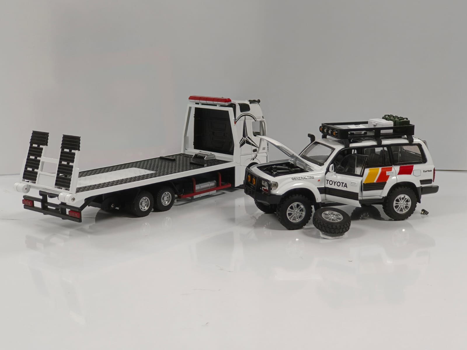 1:24 Mercedes-Benz Actros 1851 Flatbed Tow Truck Diecast Model - White