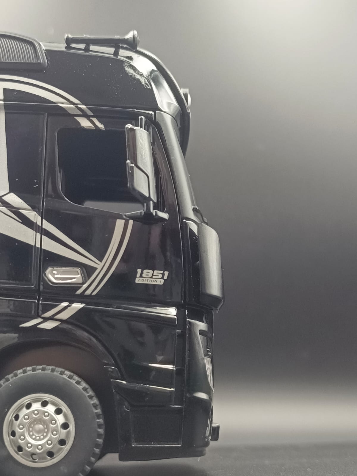 1:24 Scale Diecast Mercedes-Benz Actros 1851 Truck Model (Black)