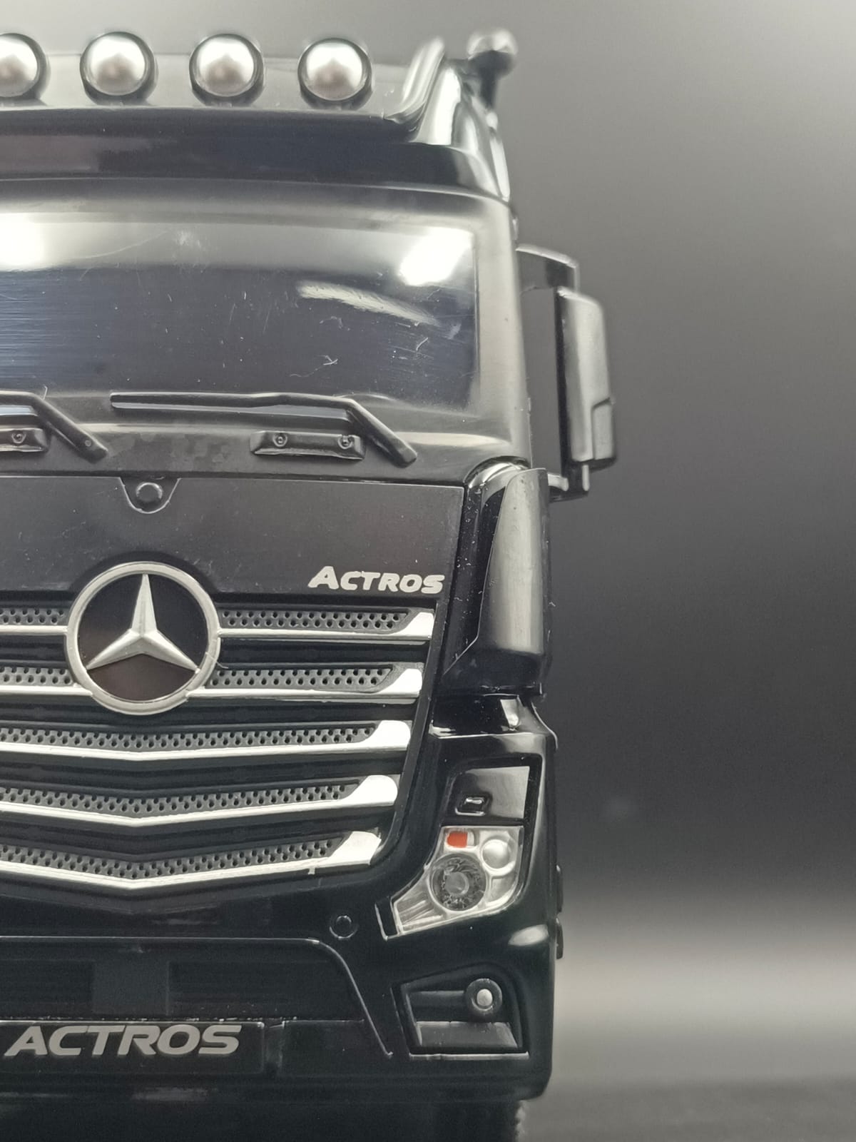 1:24 Scale Diecast Mercedes-Benz Actros 1851 Truck Model (Black)
