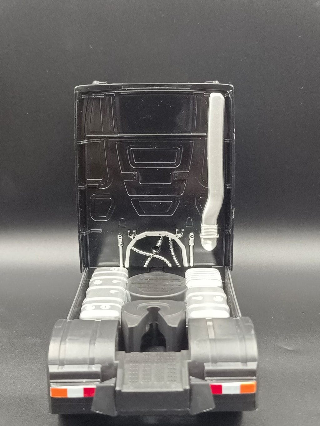 1:24 Scale Diecast Mercedes-Benz Actros 1851 Truck Model (Black)