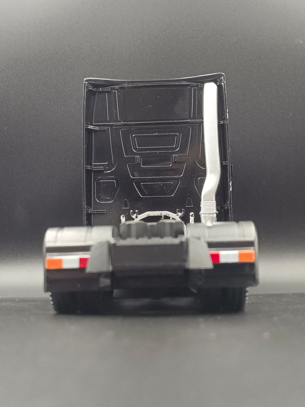 1:24 Scale Diecast Mercedes-Benz Actros 1851 Truck Model (Black)