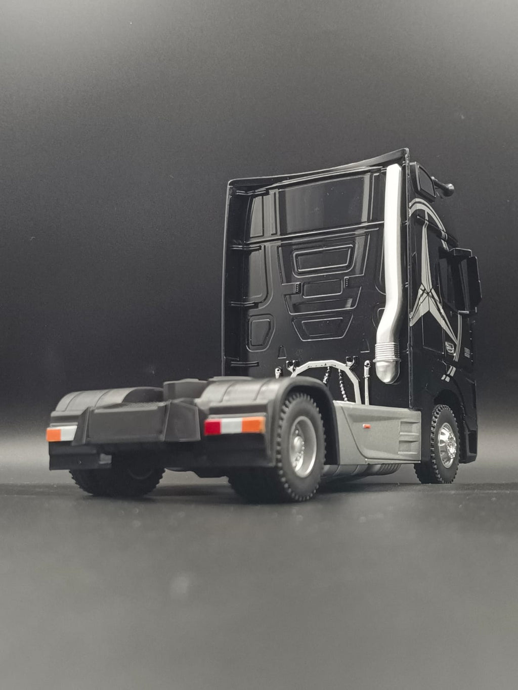 1:24 Scale Diecast Mercedes-Benz Actros 1851 Truck Model (Black)