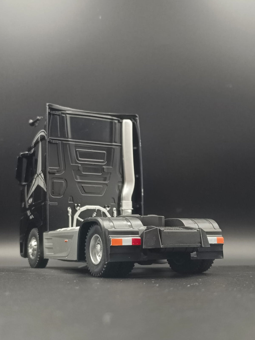 1:24 Scale Diecast Mercedes-Benz Actros 1851 Truck Model (Black)