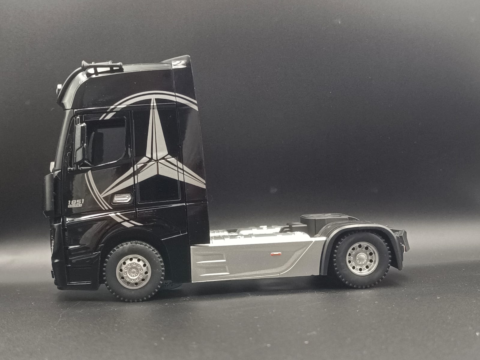 1:24 Scale Diecast Mercedes-Benz Actros 1851 Truck Model (Black)