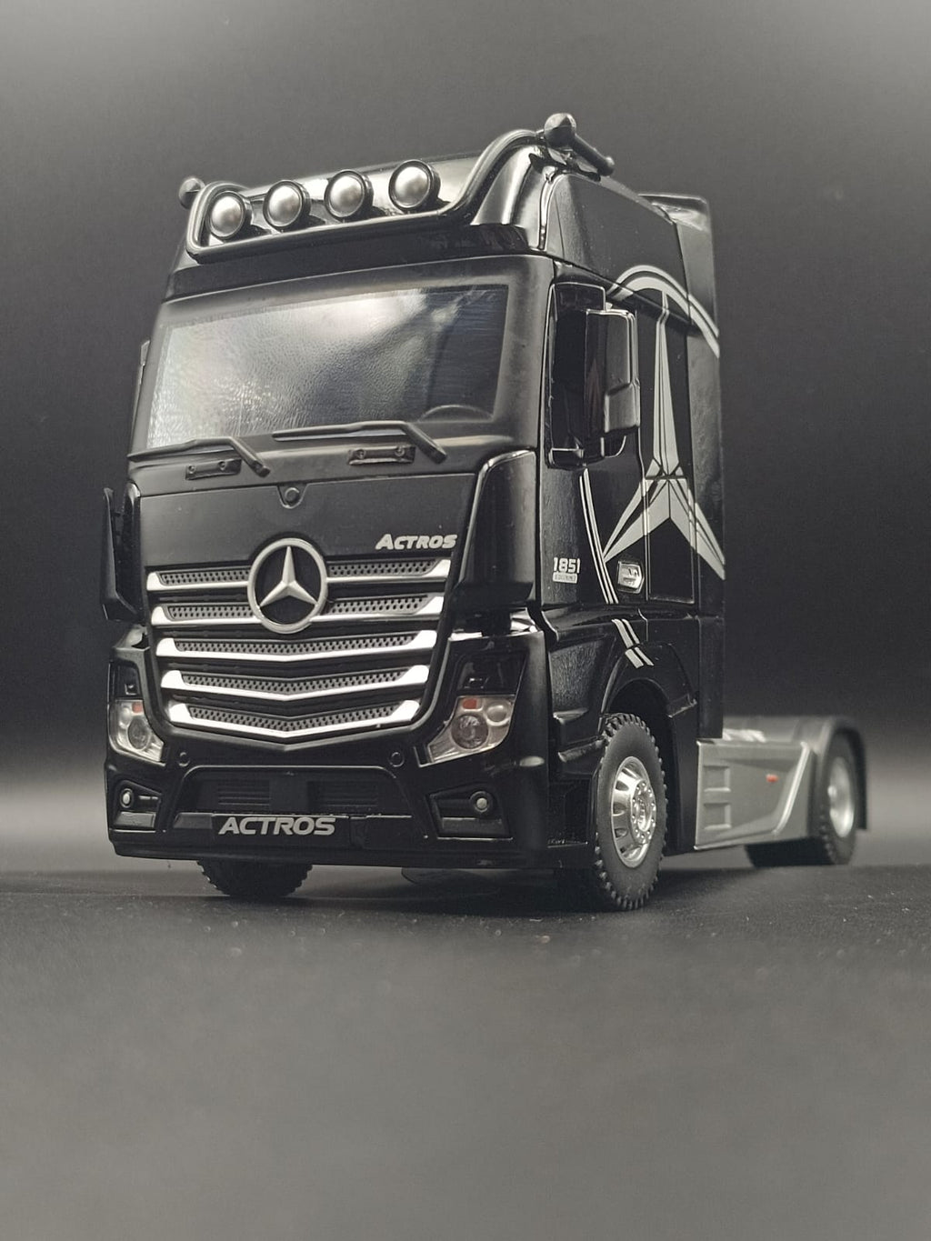 1:24 Scale Diecast Mercedes-Benz Actros 1851 Truck Model (Black)