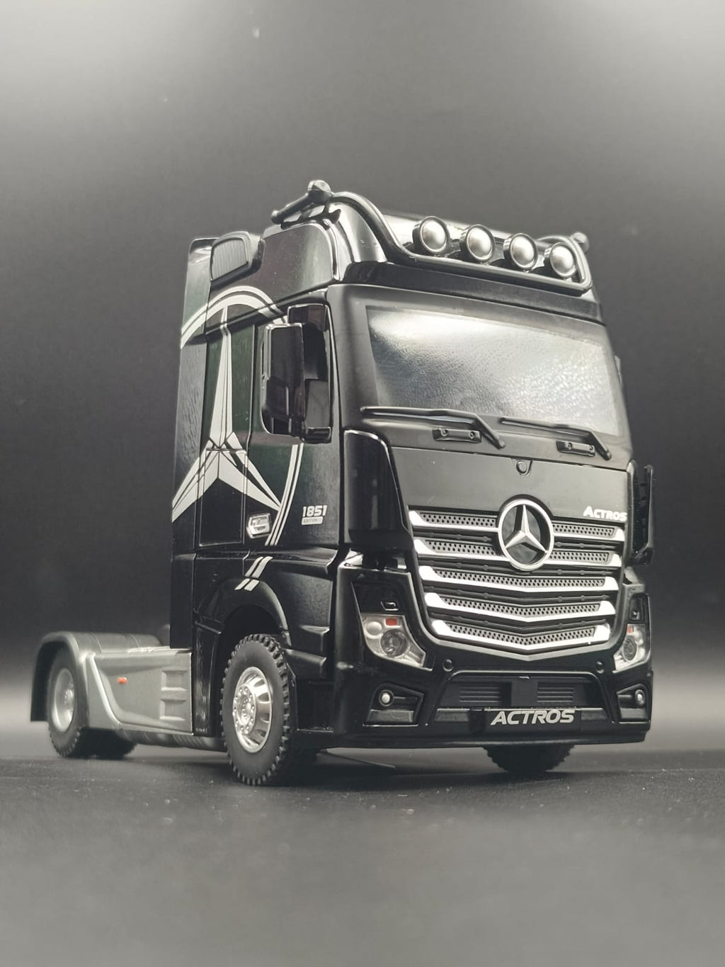 1:24 Scale Diecast Mercedes-Benz Actros 1851 Truck Model (Black)