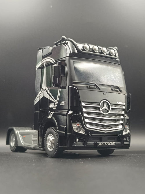 1:24 Scale Diecast Mercedes-Benz Actros 1851 Truck Model (Black)