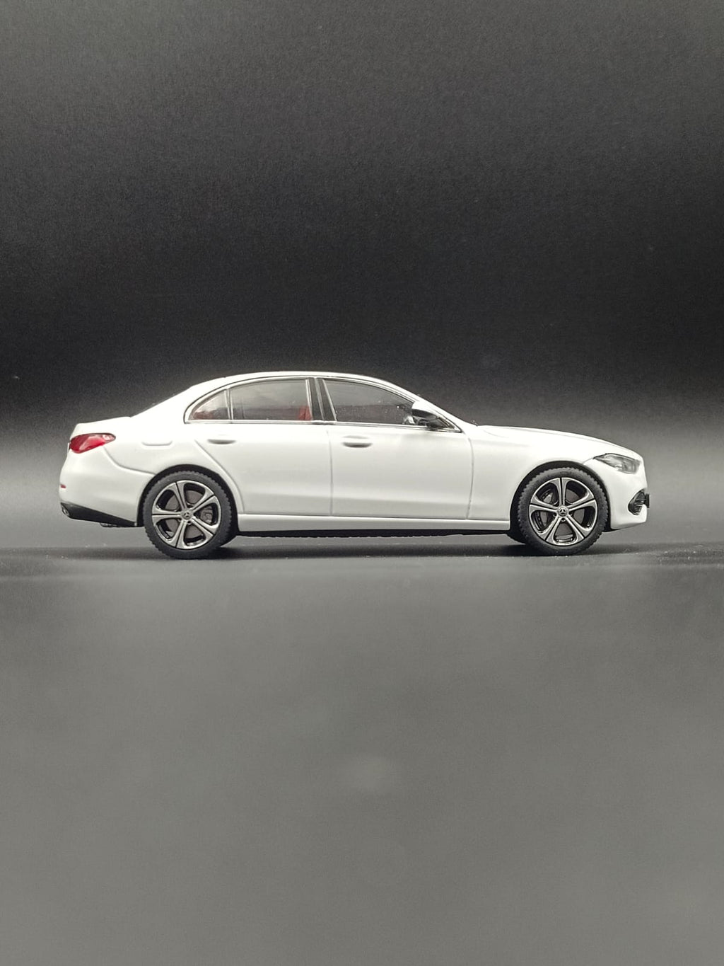 Official Licensed Mercedes-Benz C-Class (C-Klasse) 1:43 Scale Diecast Model Car - White