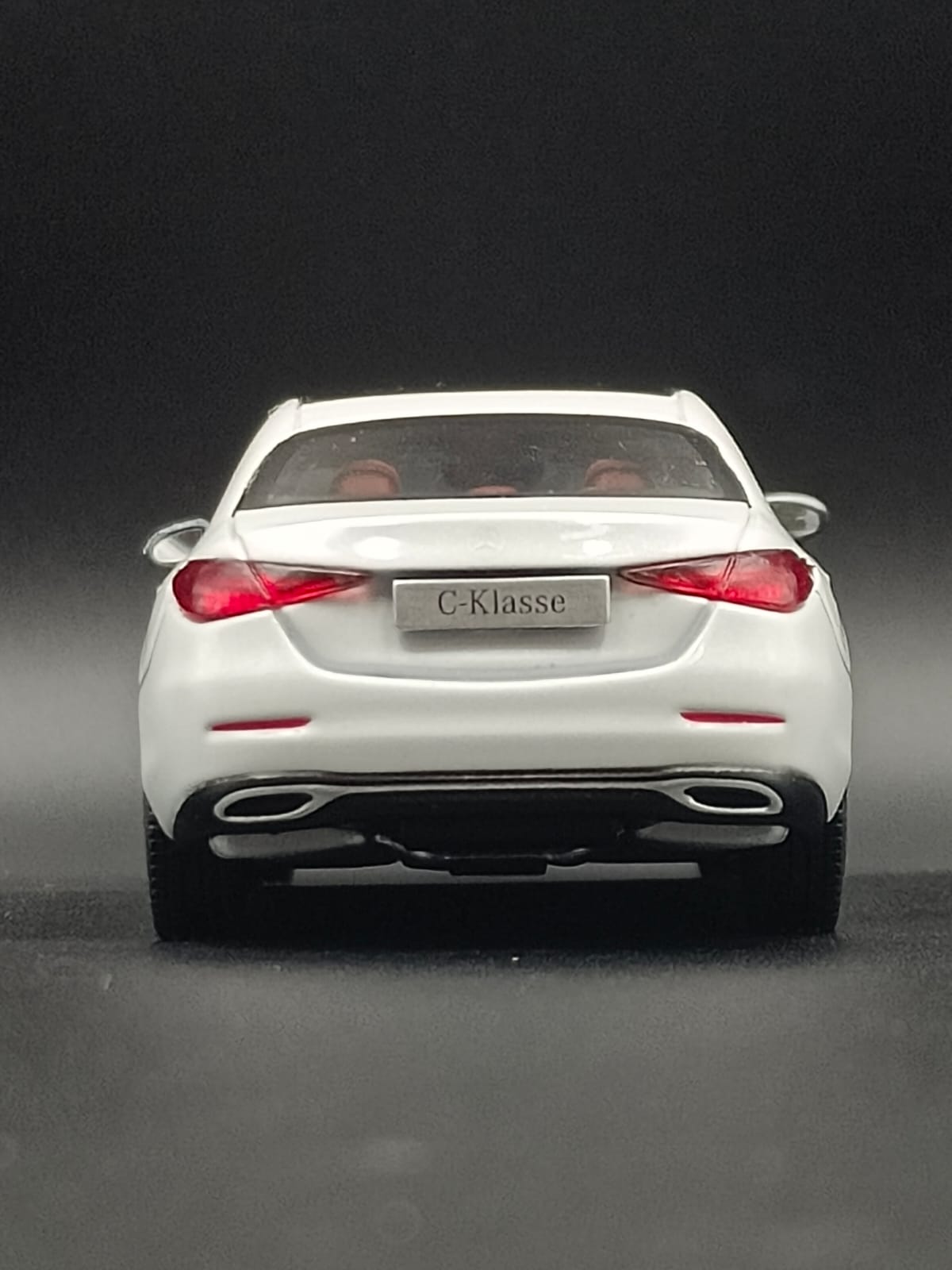 Official Licensed Mercedes-Benz C-Class (C-Klasse) 1:43 Scale Diecast Model Car - White