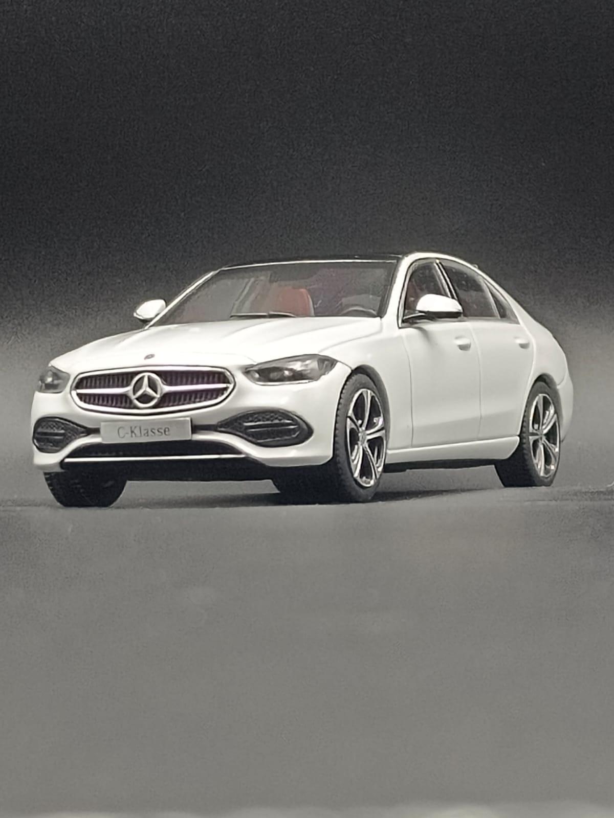 Official Licensed Mercedes-Benz C-Class (C-Klasse) 1:43 Scale Diecast Model Car - White