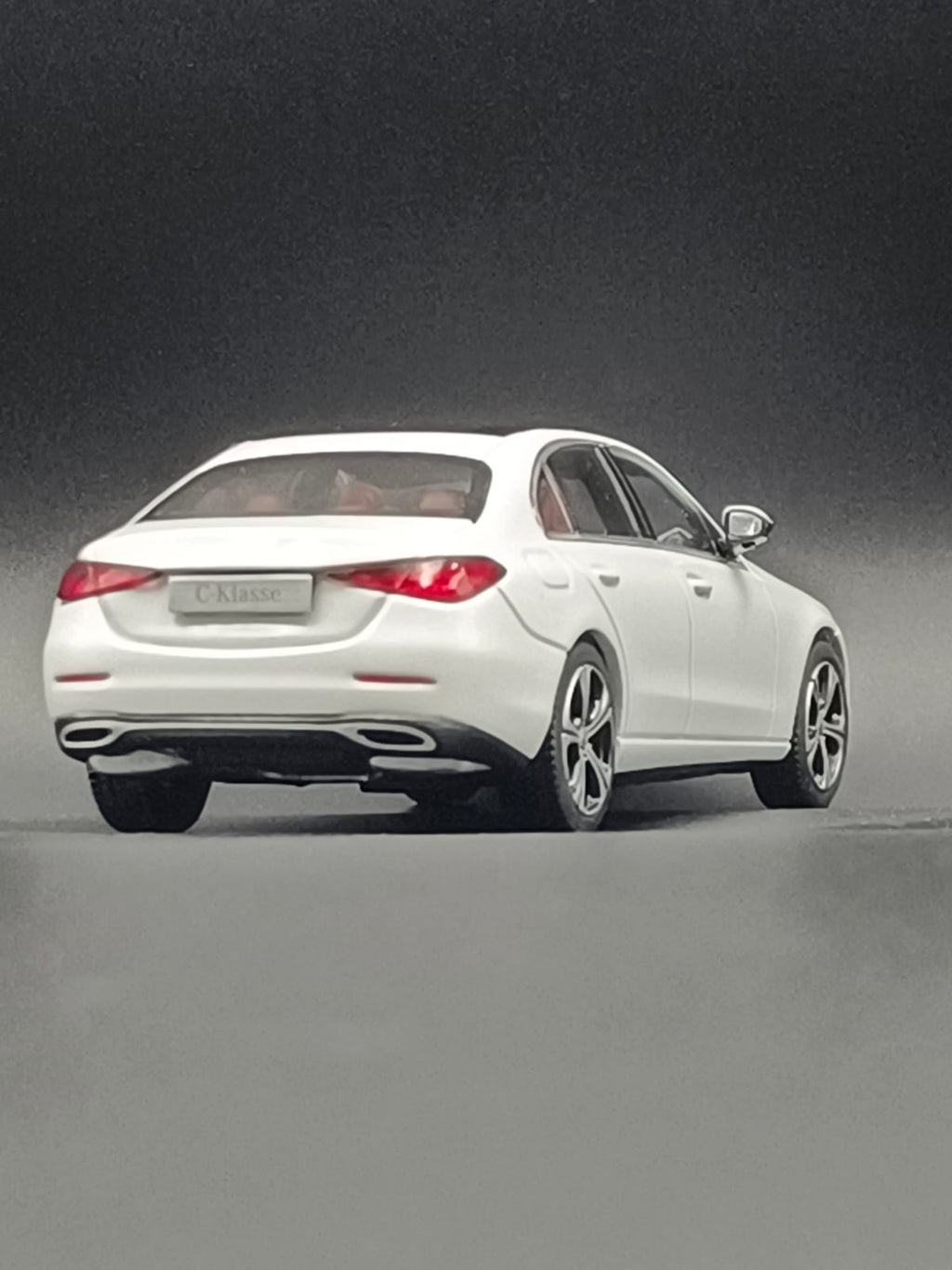 Official Licensed Mercedes-Benz C-Class (C-Klasse) 1:43 Scale Diecast Model Car - White