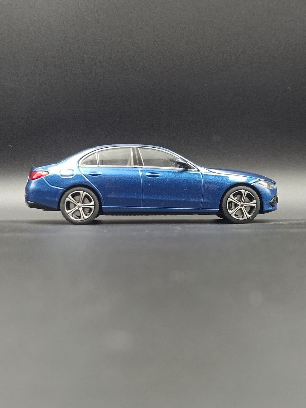 Mercedes-Benz C-Class (C-Klasse) Dealer Edition 1:43 Scale Diecast Model – Spectral Blue